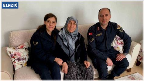 J­a­n­d­a­r­m­a­ ­e­k­i­p­l­e­r­i­ ­ş­e­h­i­t­ ­a­n­n­e­l­e­r­i­n­i­ ­z­i­y­a­r­e­t­ ­e­t­t­i­